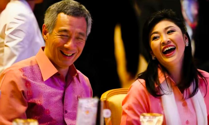 英拉和李显龙在聊什么呢？笑的这么开心啊！
英拉哈哈大笑时，看起来是不是依然很美丽