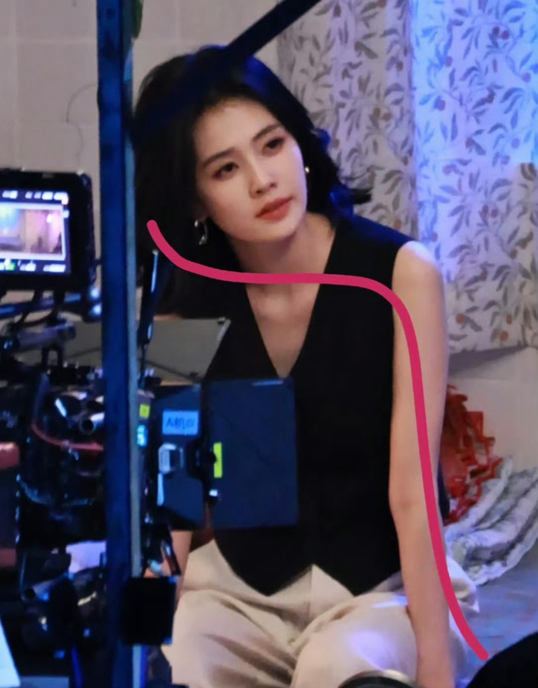 我感觉我家韵娜也是百变韵娜。现在高跟鞋配锁骨发。干练的造型。完全天菜啊啊啊啊我馋
