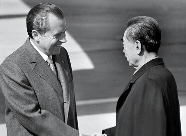 1972年，尼克松访华的先遣队竟吃光了宾馆里的一种糖果，临走前，竟连糖纸也要一起