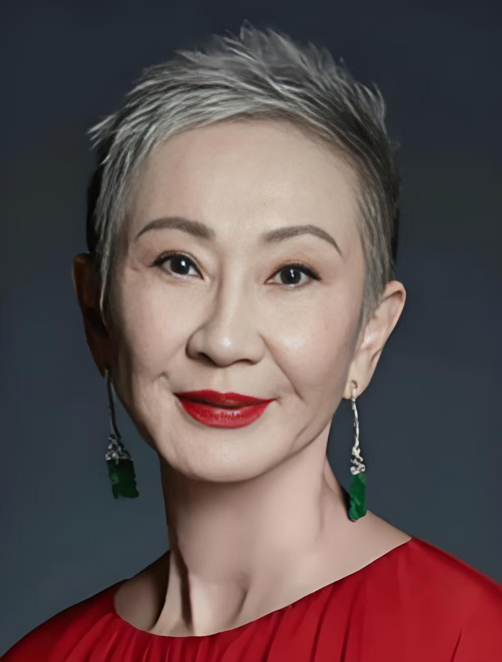 一代港片巾帼功臣落幕，
看完消息满心唏嘘！
75岁施南生离世，
无关意外、高龄，