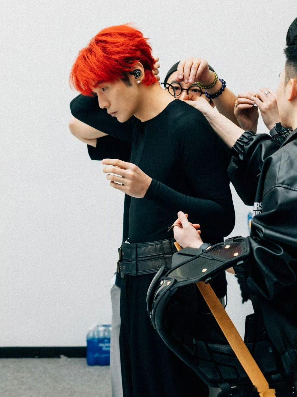 李荣浩黑马太原站vlog李荣浩红酒杯品醋黑马巡演太原站，歌声、灯光与温柔全都在线