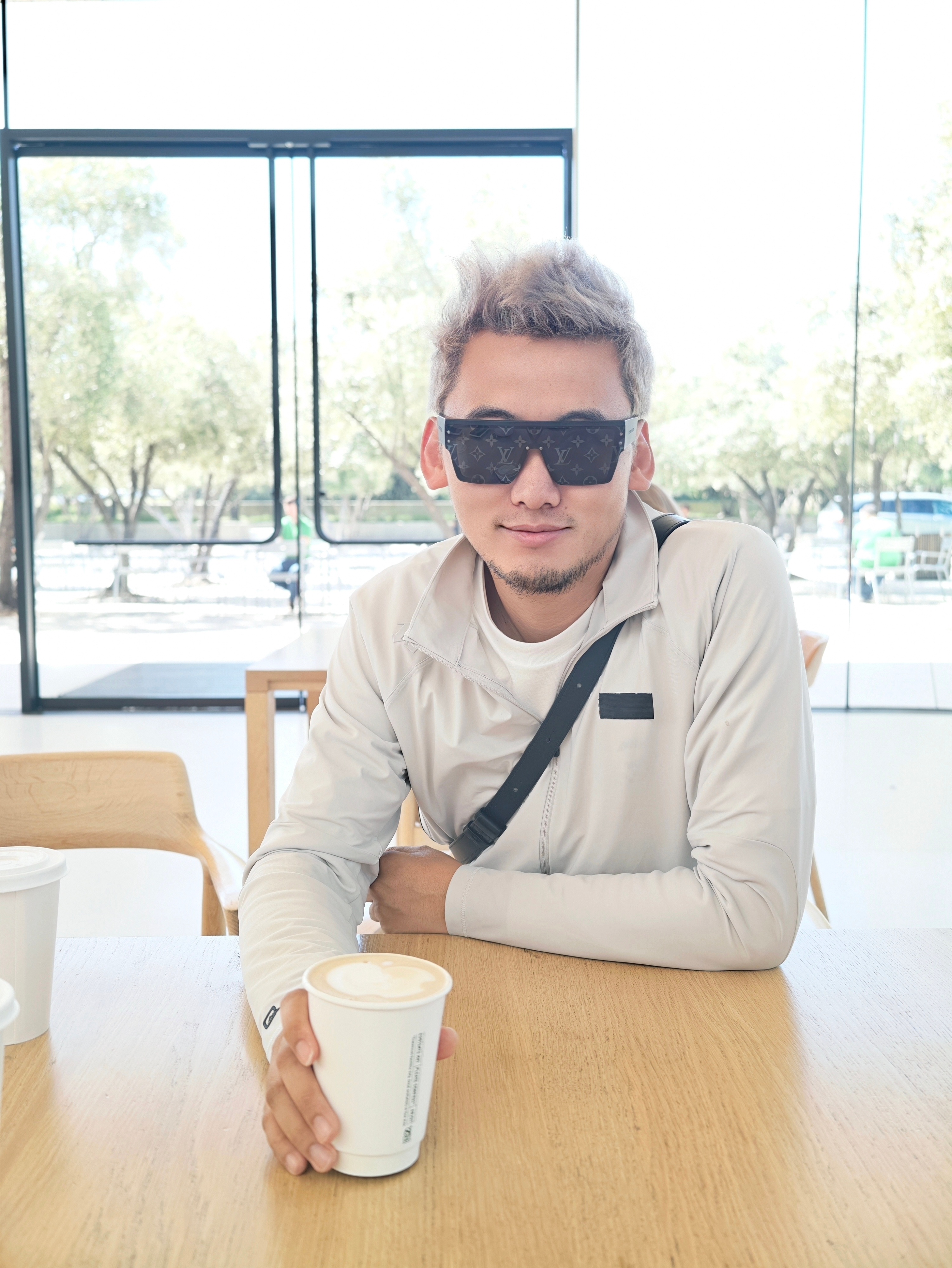 打卡了苹果总部，商店里的确是没啥想买的～其实图9的尺寸很好，要是做成折叠屏，就完