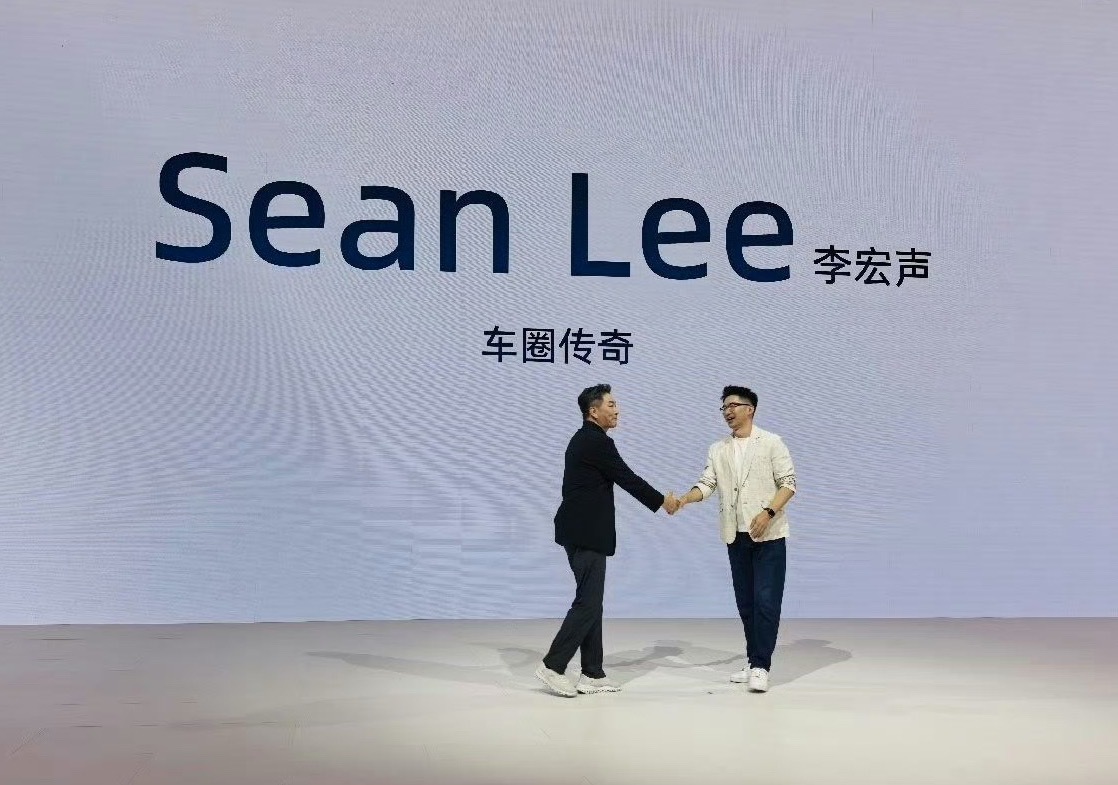 成都车展智己展台现场人气相当高， Sean Lee也来到了现场。全新一代智己L6
