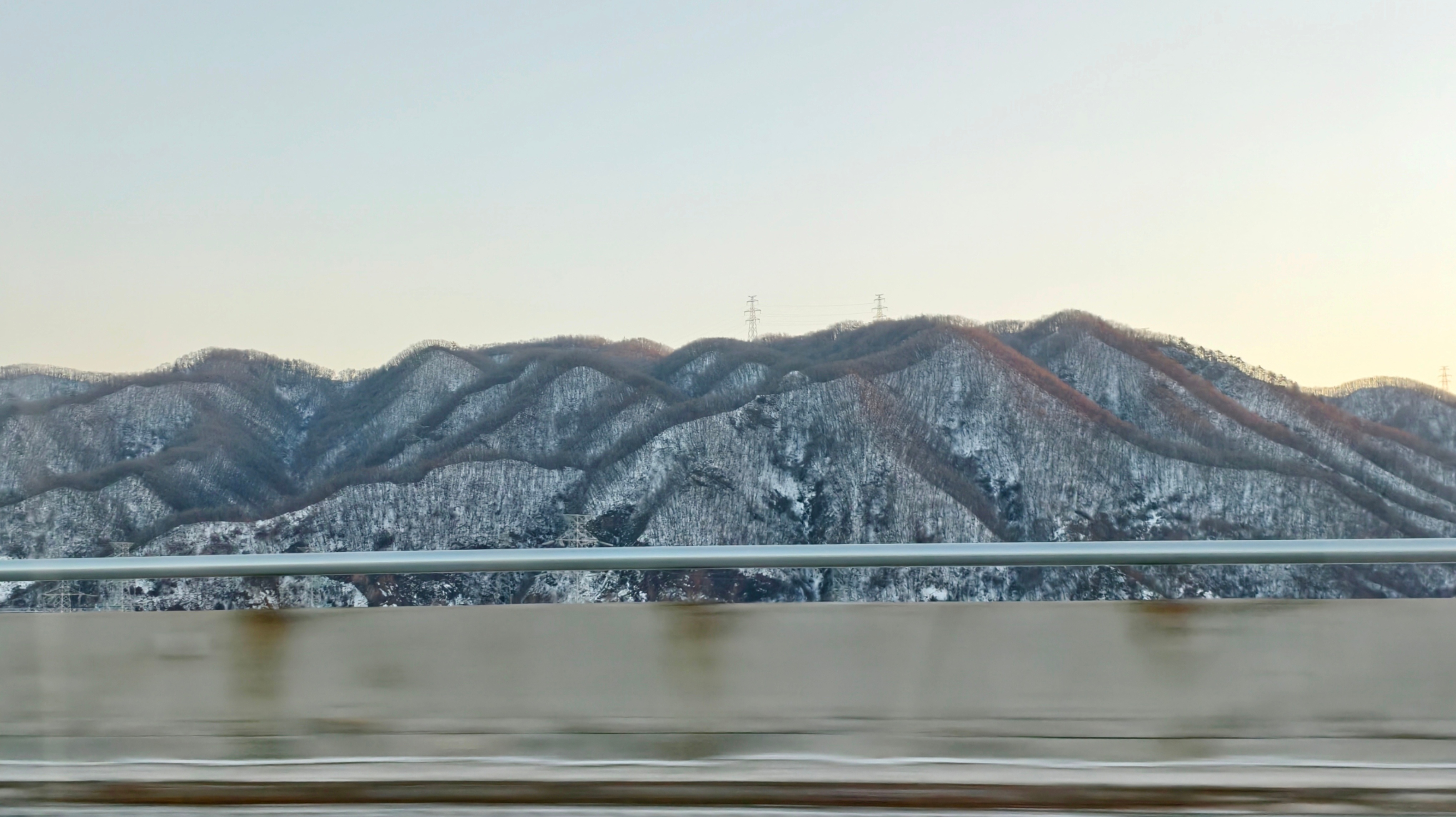 再一次次来大东北🗻高速上路上能看见光秃秃的山，山上长着光秃秃的树林，像长了胡渣