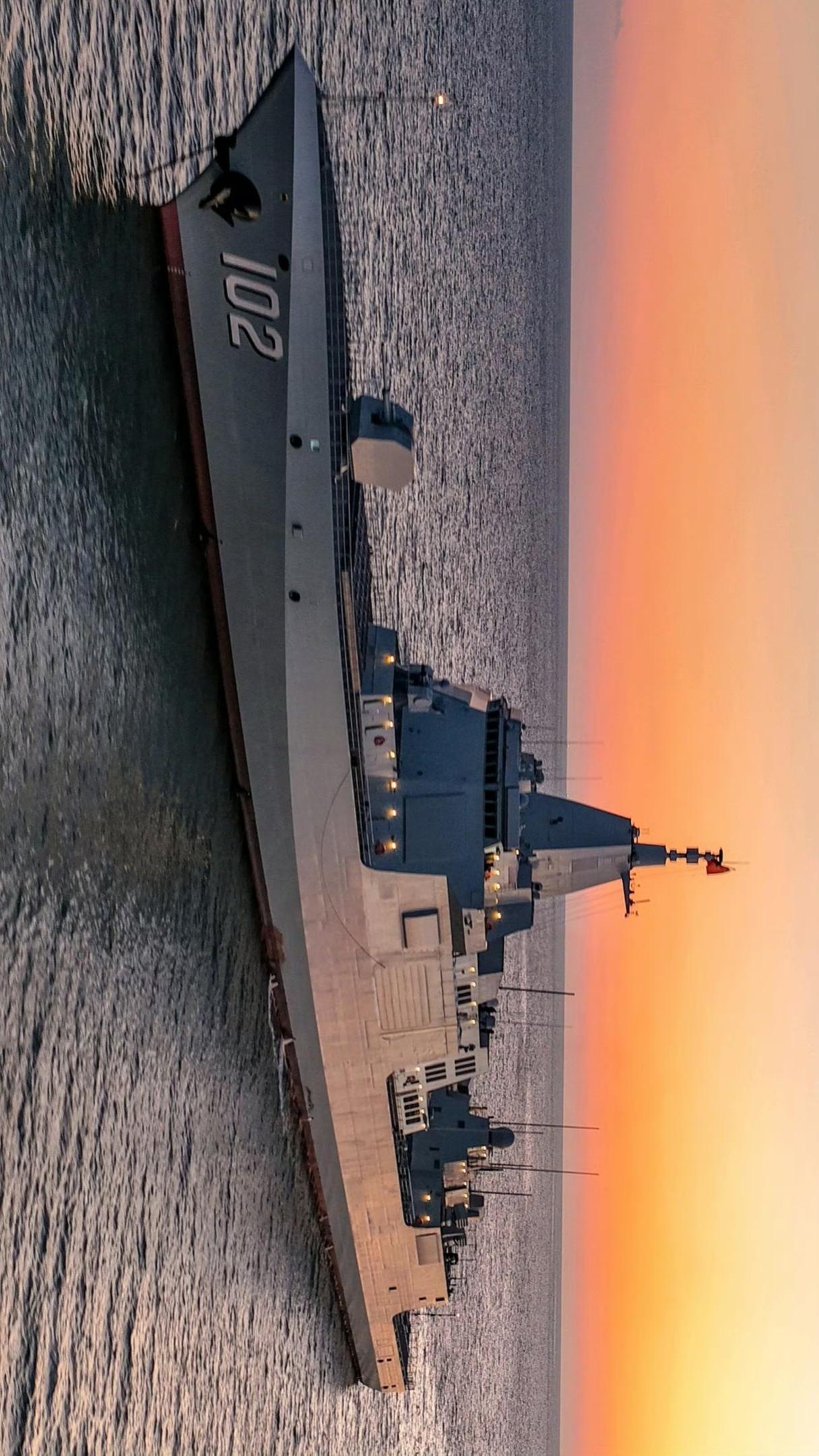 今日舰名壁纸：中国🇨🇳人民海军拉萨舰新图，055型驱逐舰的2号舰，舷号DDG