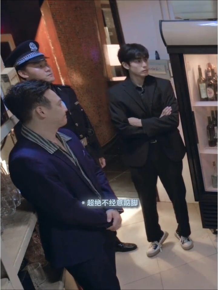笑不行了。。陈异这个超绝不经意踮脚完全是宋威龙本体吧哈哈哈哈哈哈 