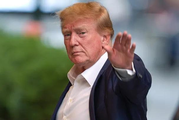 特朗普曾再次通告全球：台湾问题是中国自己的问题，美国尊重中国的任何一个举动，中国