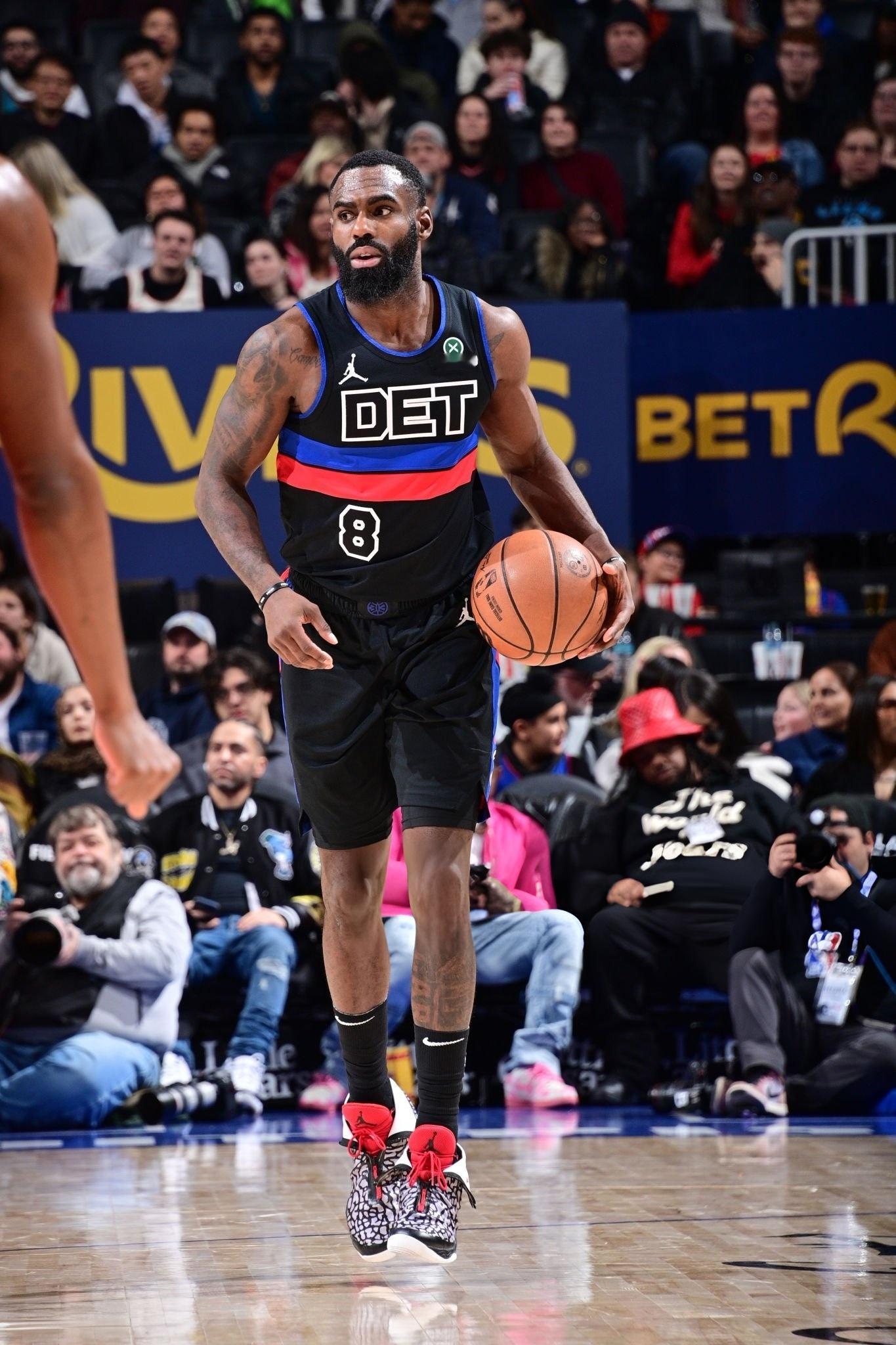 SNEAKERS ON COURT  Tim Hardaway Jr. & Jo