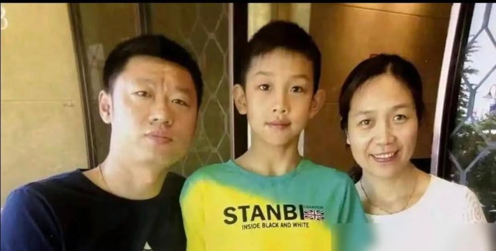 张展硕为什么这么厉害。看看他爸妈就知道了。

一看父母的条件，确实容易让人感叹：