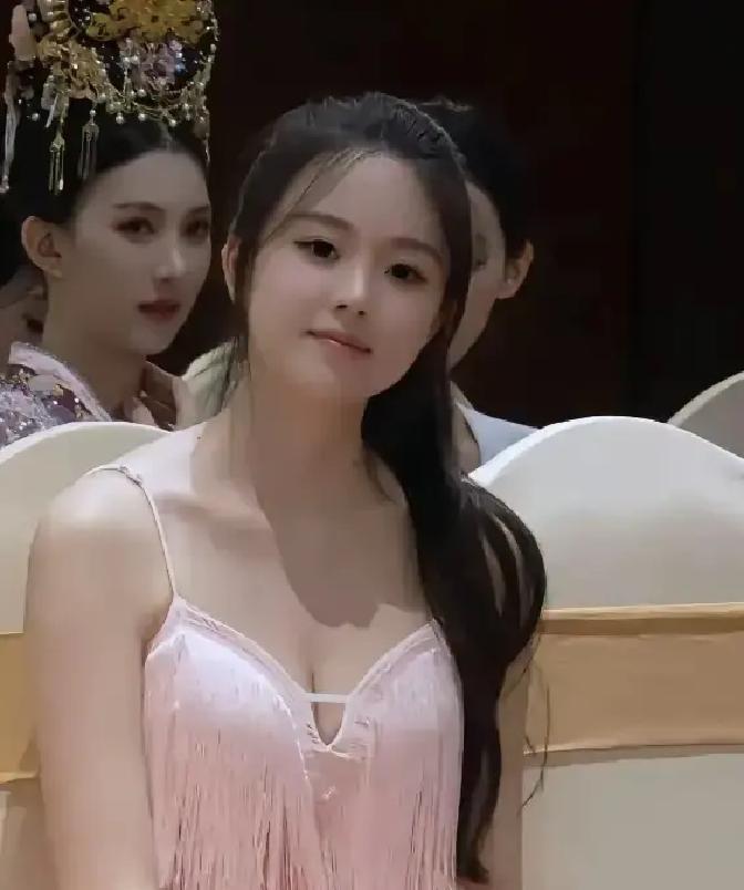这几天大家肯定都被一张无美颜无滤镜的候场生图给刷屏了，19岁的新晋世界小姐广西总