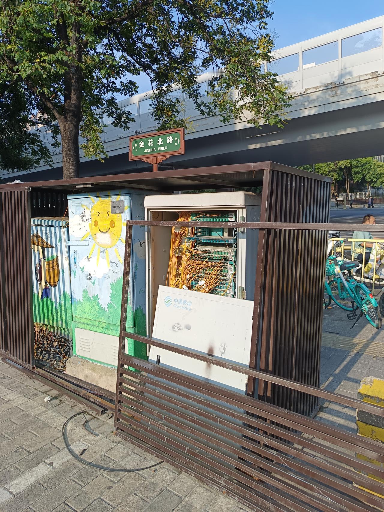 中国移动西安分公司，公园北路，箱柜设备需要维修。移动营业点 中国移动服务站  @