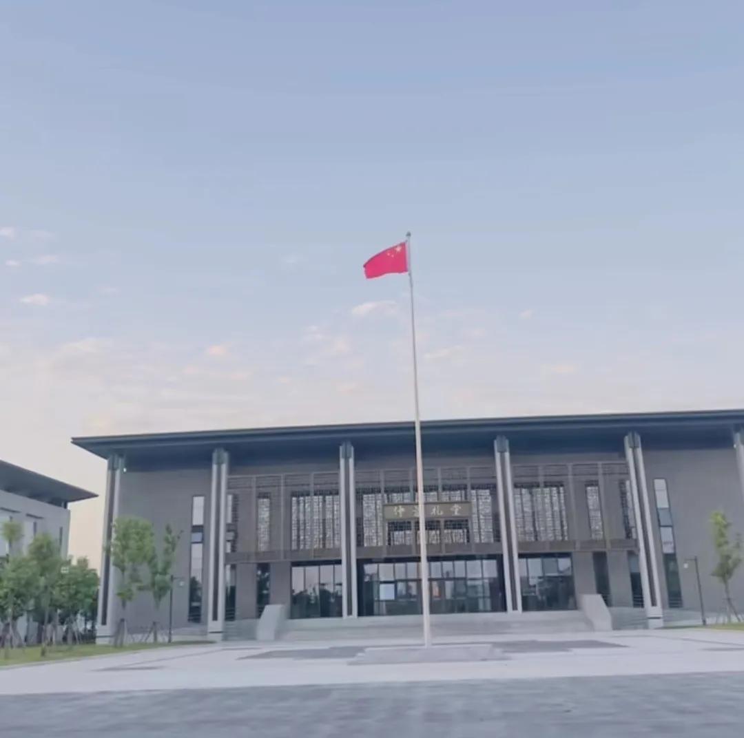 9月10日，河南国医学院图书馆开放，走书海静桌前，如饥似渴品涓涓细流中医古往今来