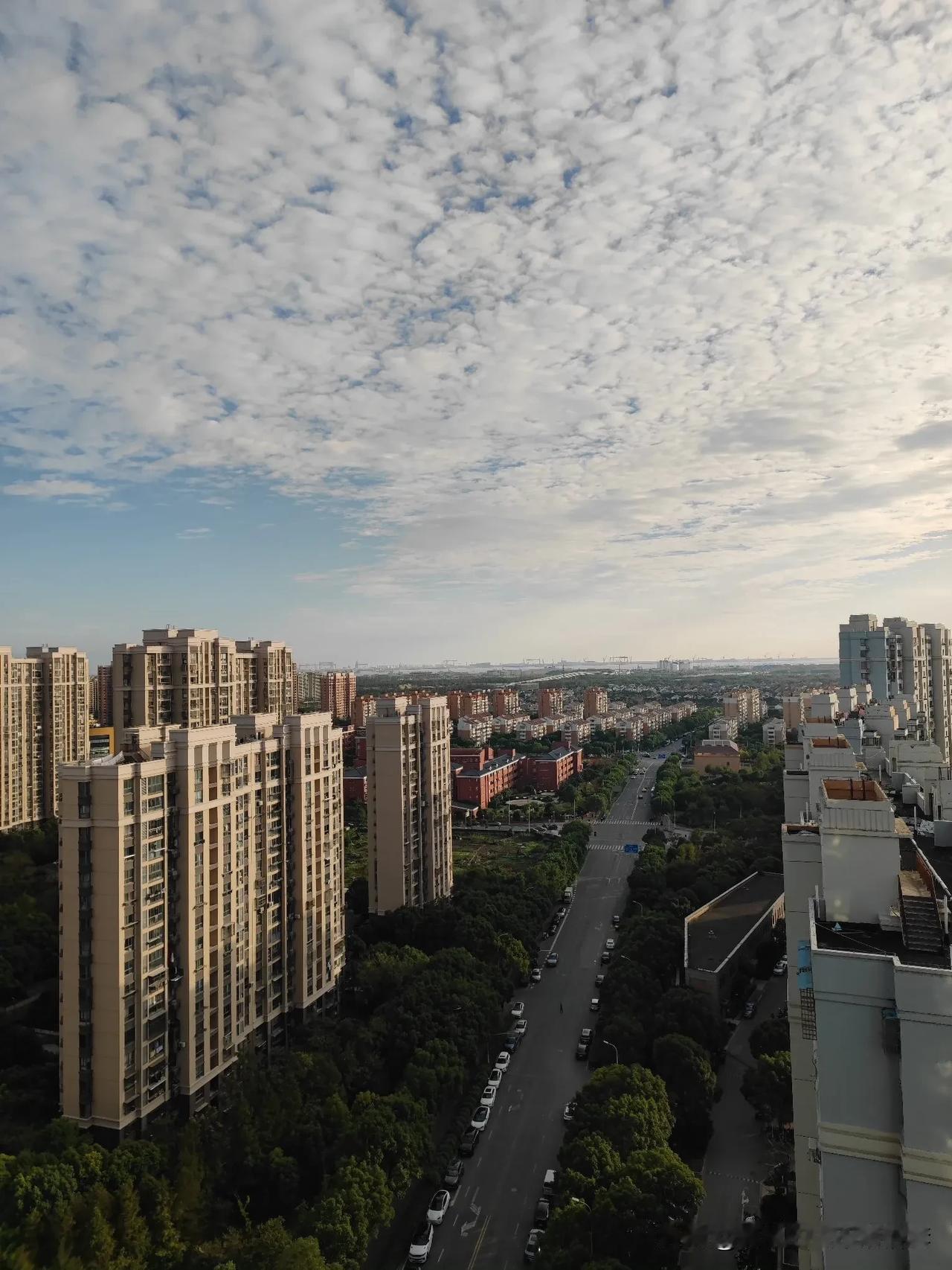 城市伴着晨光，晨光映照城市，自然的美，无以言表！#晒城市的风景# #天空之下的城
