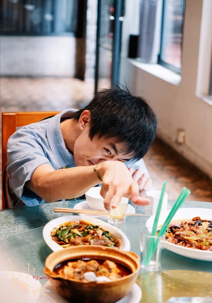 易烊千玺用缓慢倔强的方式爱这个世界  易烊千玺刘春和缓慢倔强的爱这个世界 千玺所