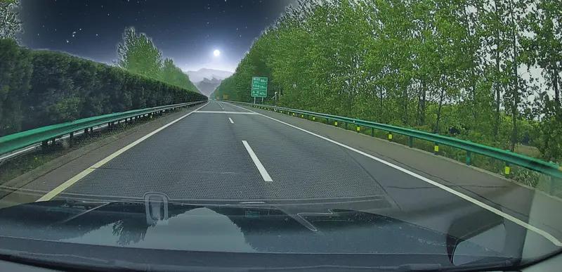 近日江苏，男子高速路开"高速鹰眼守护"功能，700米处就提醒男子前方路段有异常，