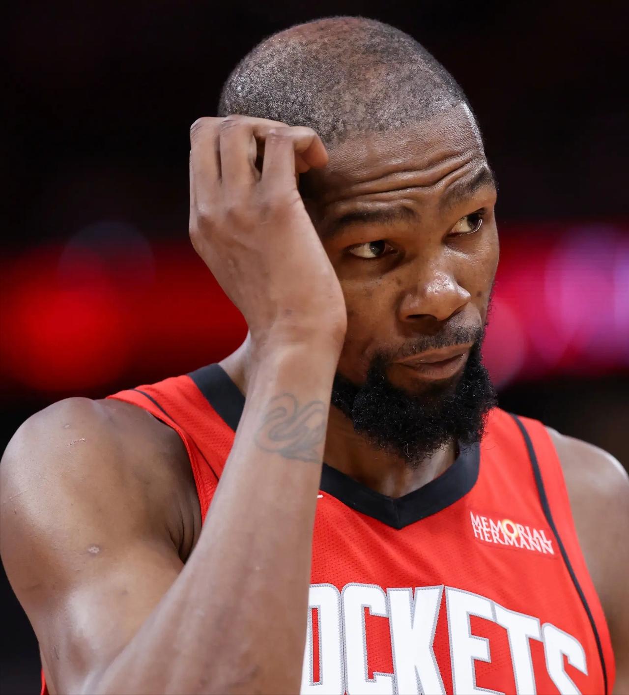 本赛季球队罚球命中率倒数排名：
1、火箭，VS掘金，14罚5中，35.7%
2、