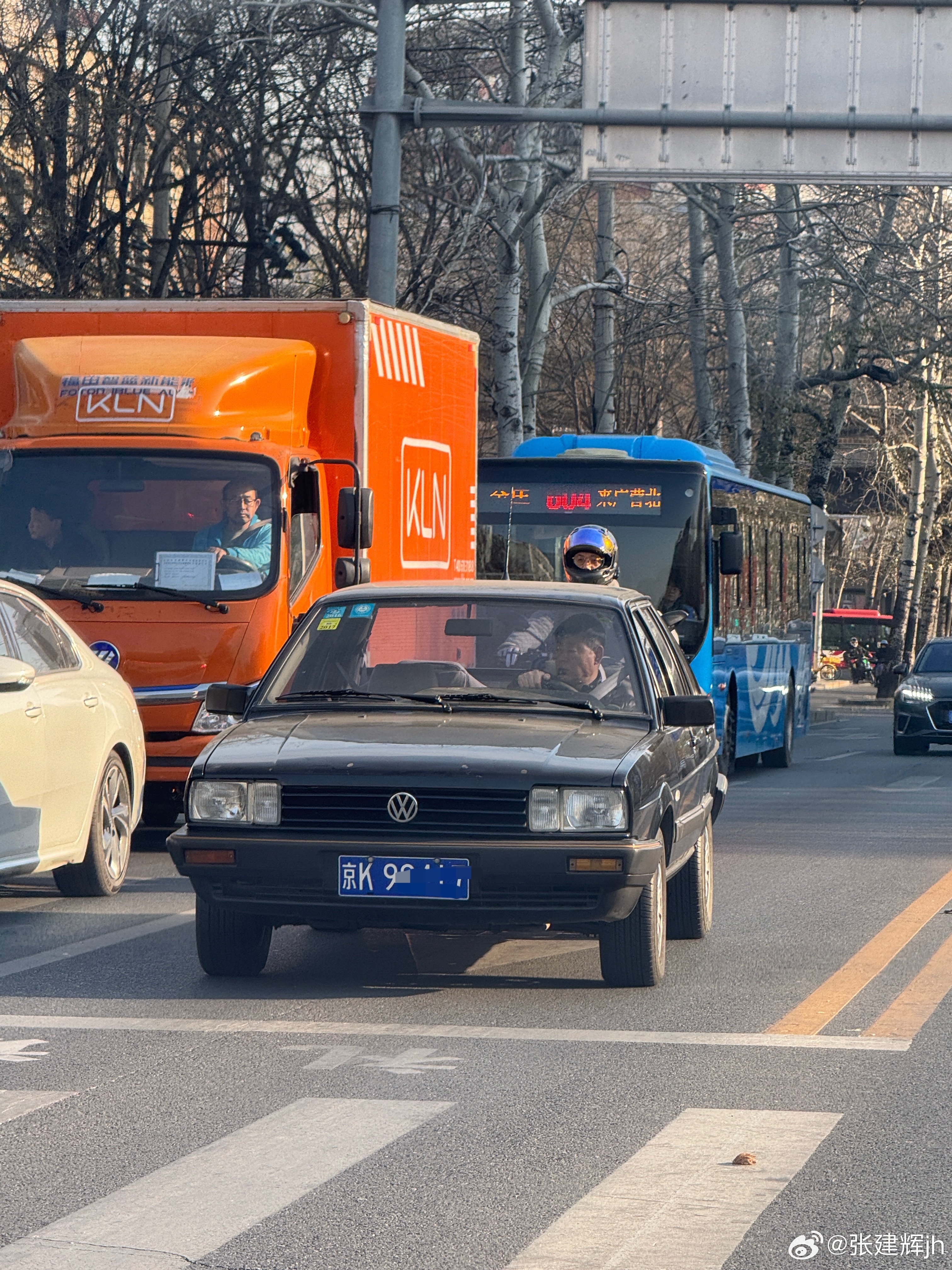 一辆老桑塔纳，挂着颜色偏深的纯数字老京牌，看着真精神！