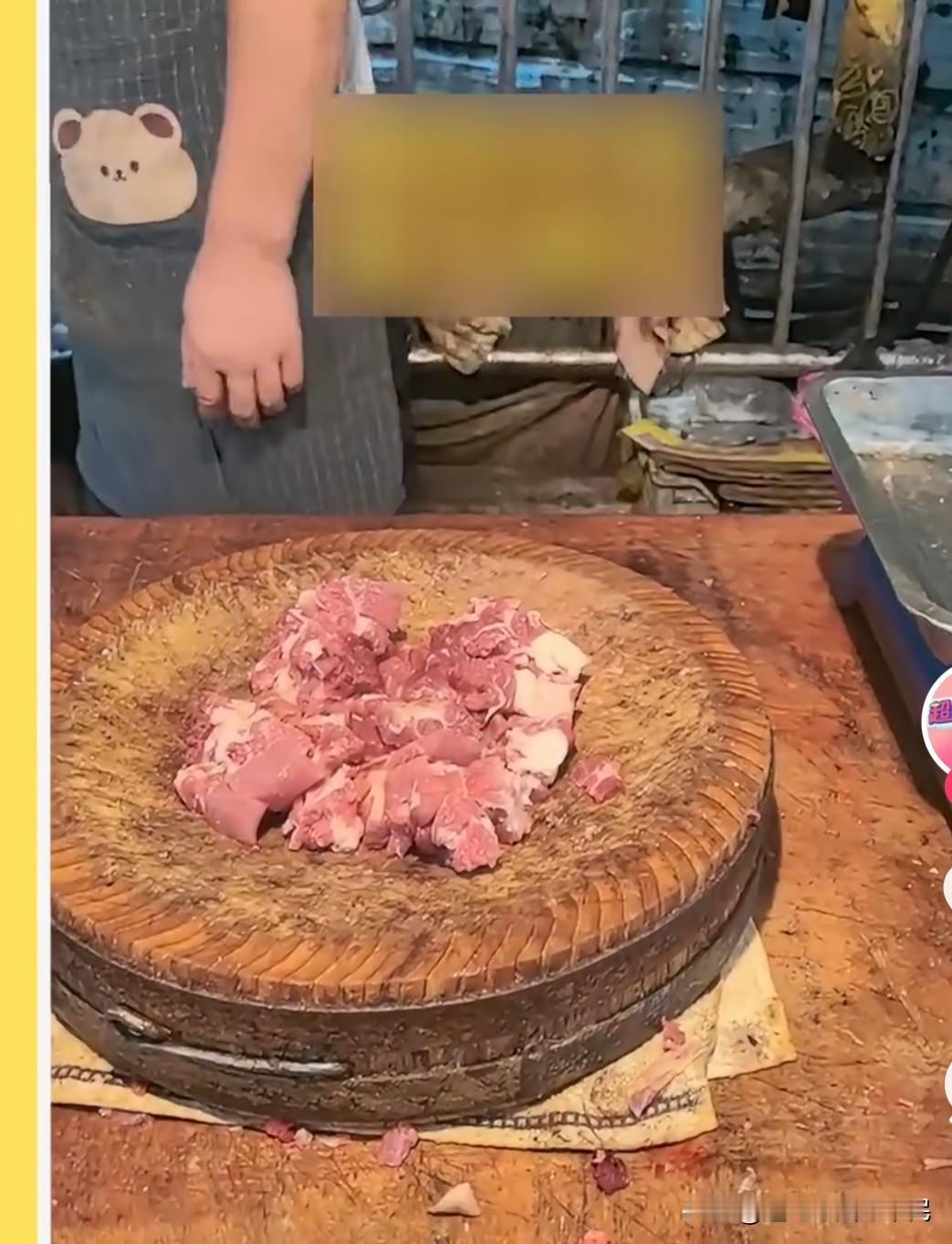 到菜市场买肉，选好自己中意的肉骨
老板帮忙给砍成适当的块
本来双方都很满意的
但