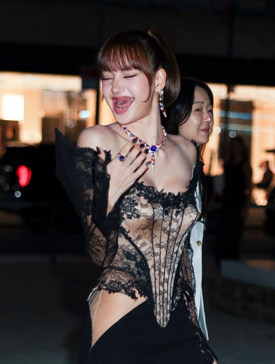 完全妈咪来的！Lisa现身纽约宝格丽晚宴 ​​​