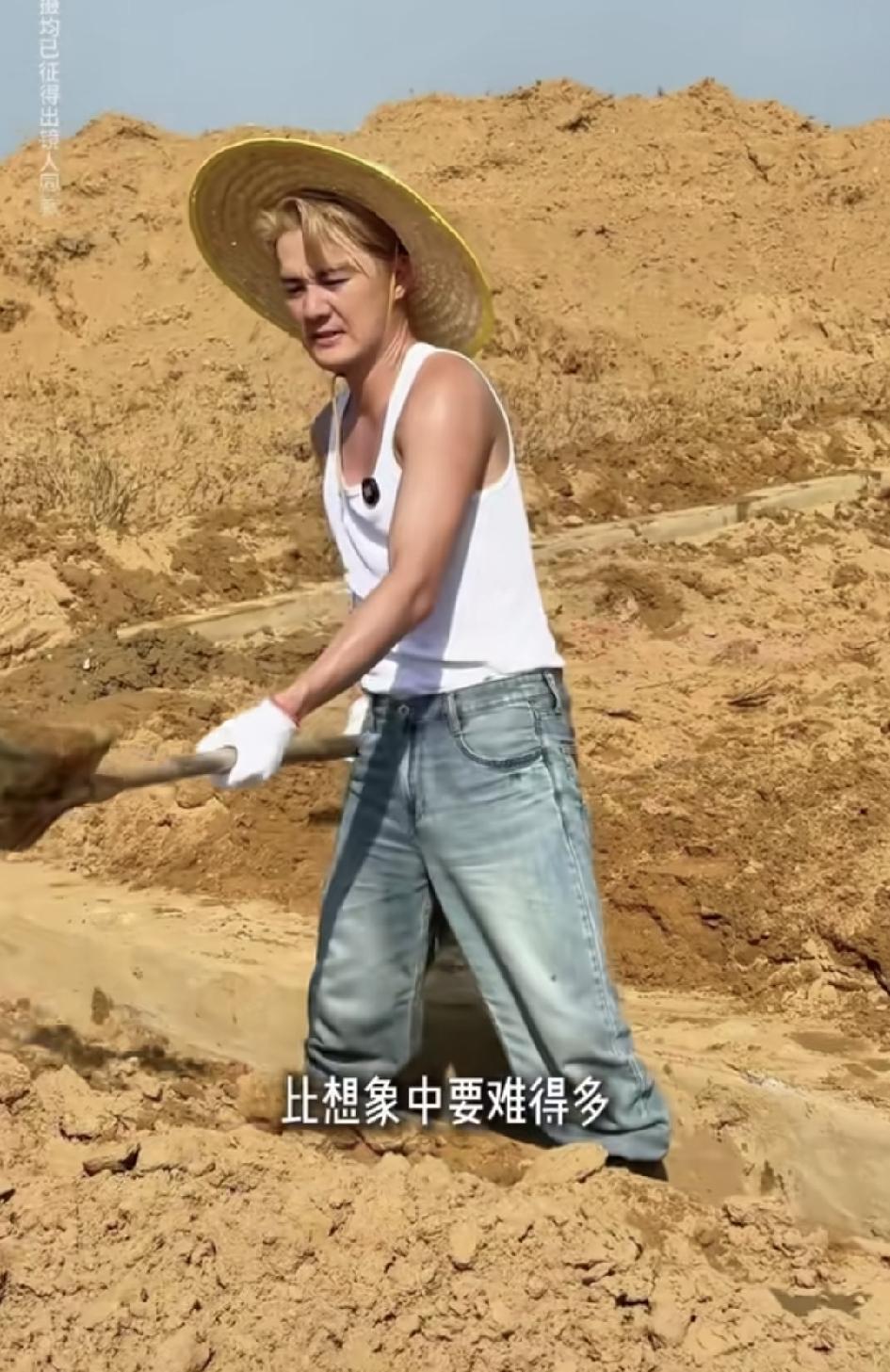 作为台北的男明星，已经进步到成为“广西靓仔”了。
一位大明星，就这样穿着白褂子加