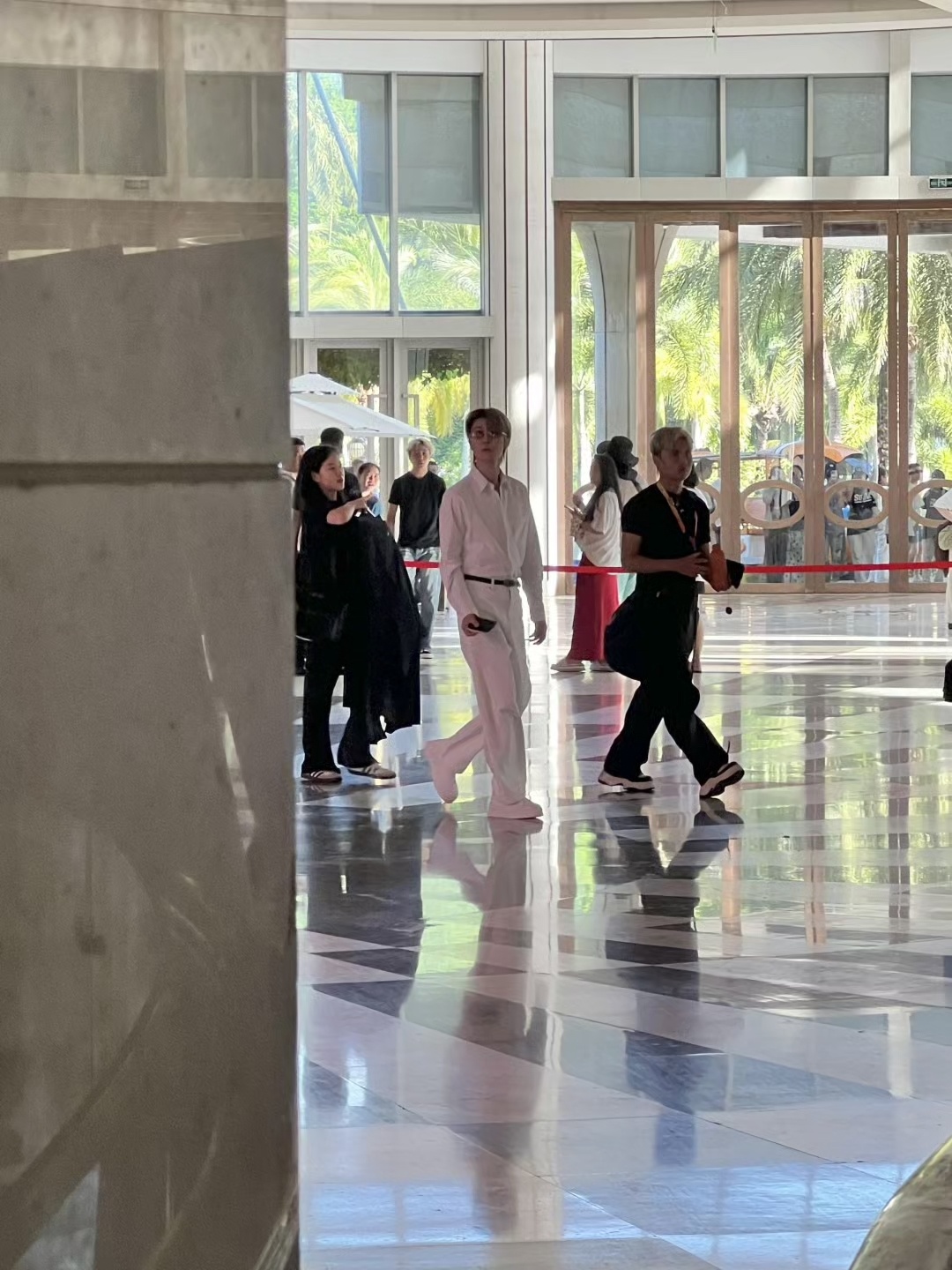 边走边转手机，看得我🥵🥵🥵 