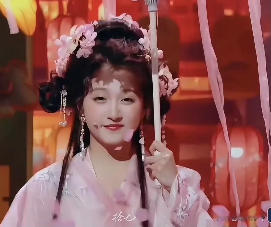 怎么回事，关晓彤以前在王牌里的古装扮相挺灵气挺漂亮的，而且她和古装适配度也很高，