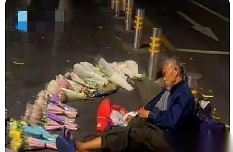 深圳那个73岁的卖花爷爷，最开始，是被人拍到凌晨三点，一个人睡在冰冷的水泥地上。