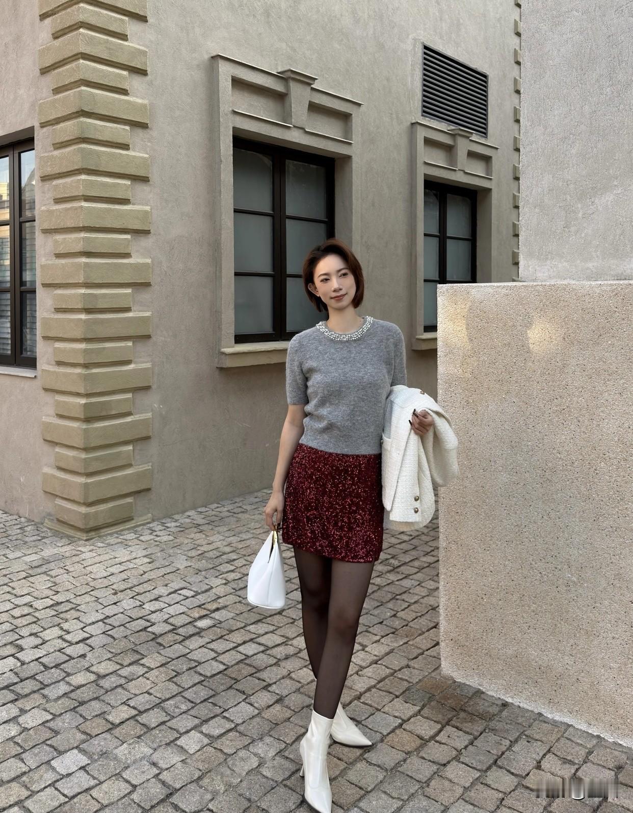 选西装时，小骨架别选垫肩款，大骨架可选版型挺阔的。酒红色短裙长度到大腿中部最佳，