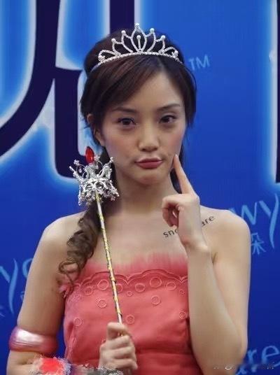 没整容前的李小璐如同路人 