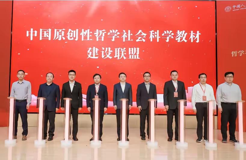 中国短时间的成就，就走完了西方几百年的历程，这气势磅礴的实践，一定有中国的智慧和