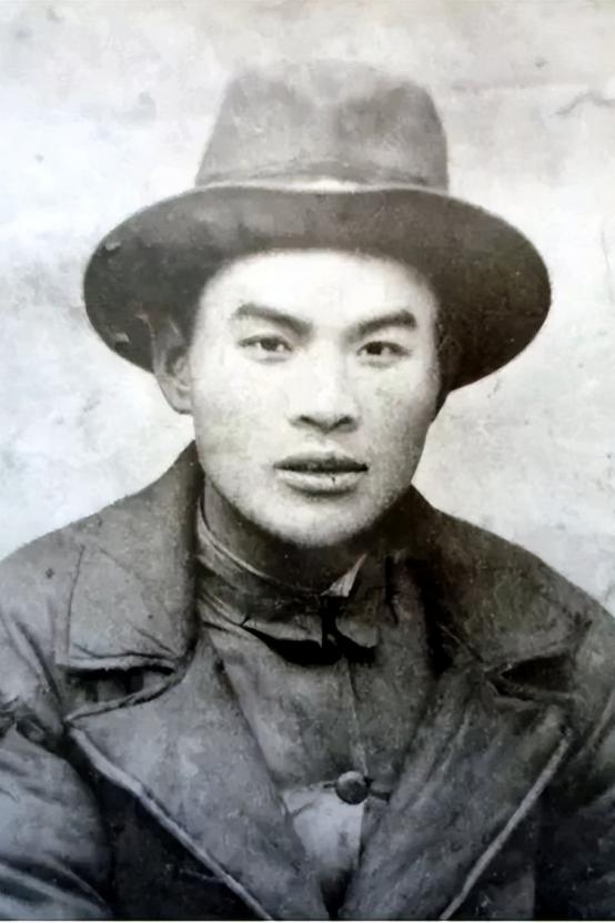 1940年，地下党崔景岳被捕后，密信落入敌人手中，但密信是一张白纸，什么都没有。