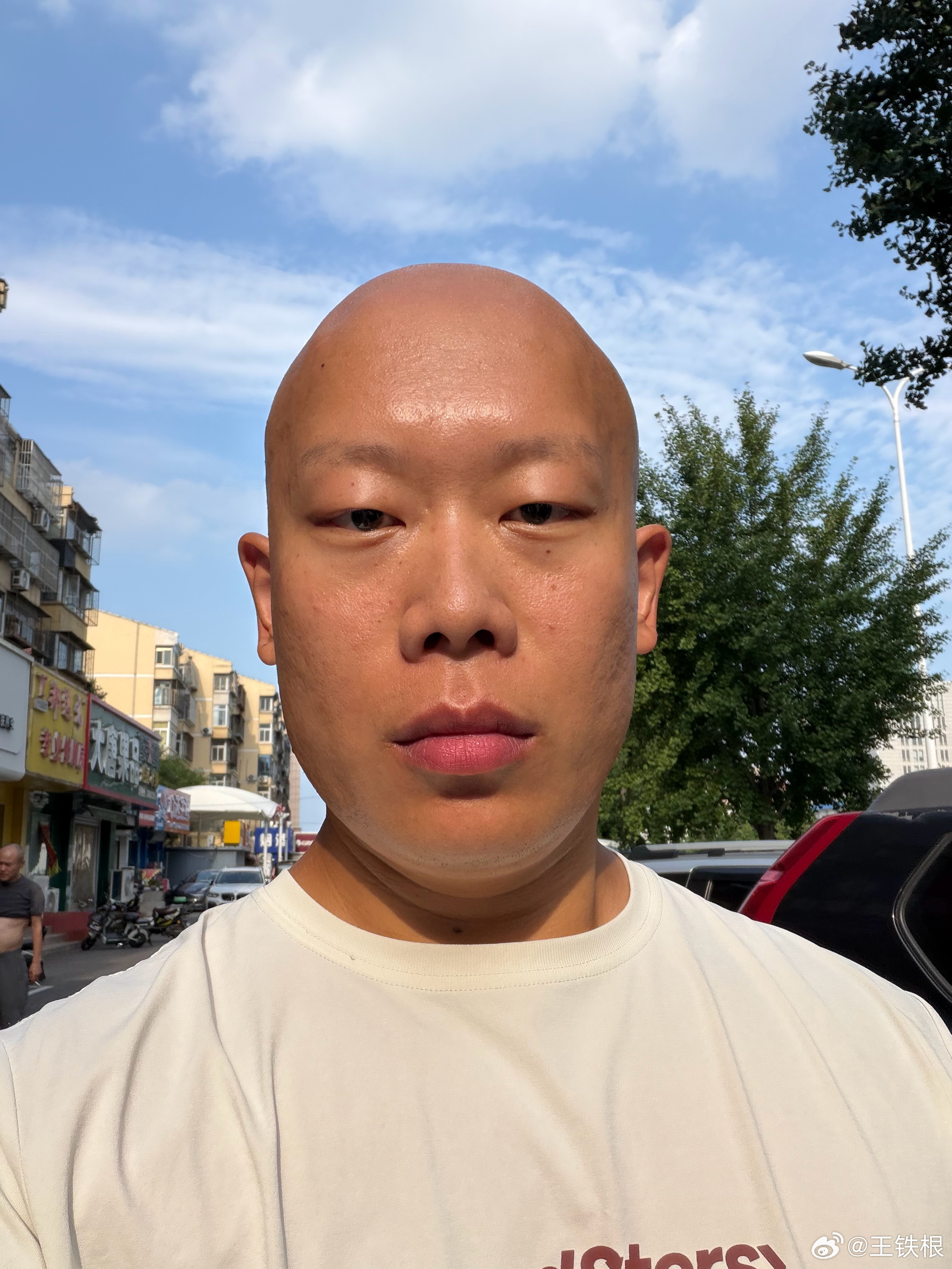 本博既不爱涂防晒，又不护肤。并非以此为荣，也觉得其实防晒护肤是对的，但就是觉得这