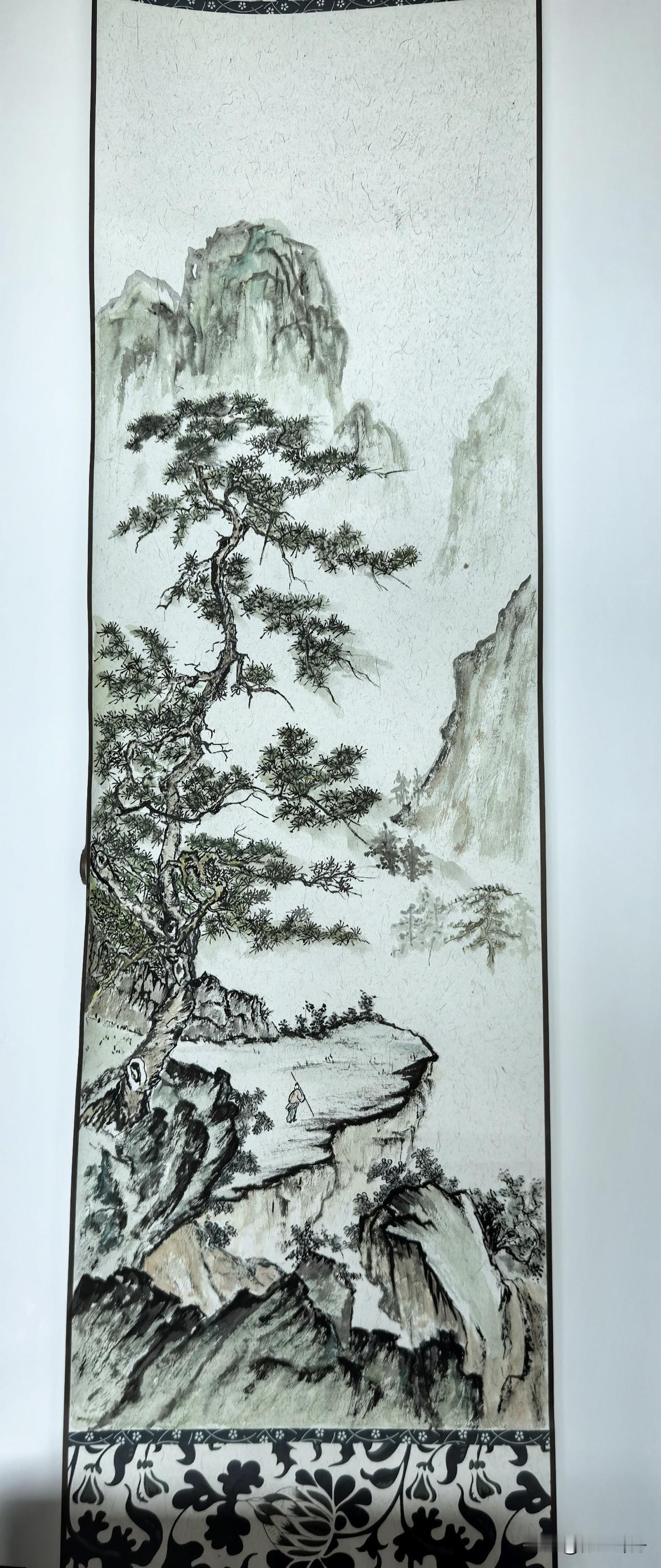 自绘松崖观山图
 
层峦叠嶂，皴染烟霞之色；危崖峻壑，勾勒天地之骨。苍松倚石，虬