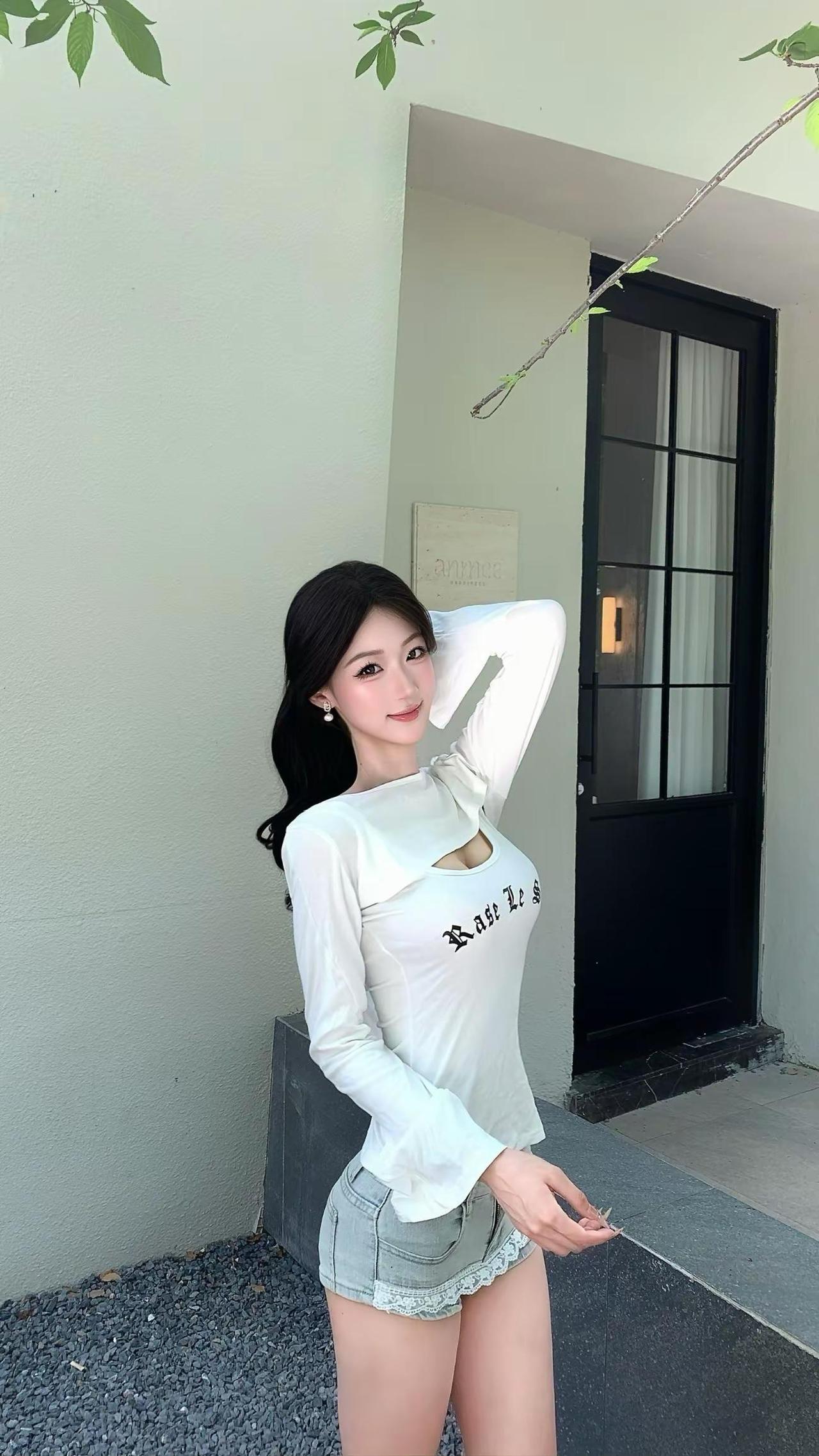允许一切流走 但也给我剩点好的吧夏日辣妹穿搭 白色长袖上衣搭配