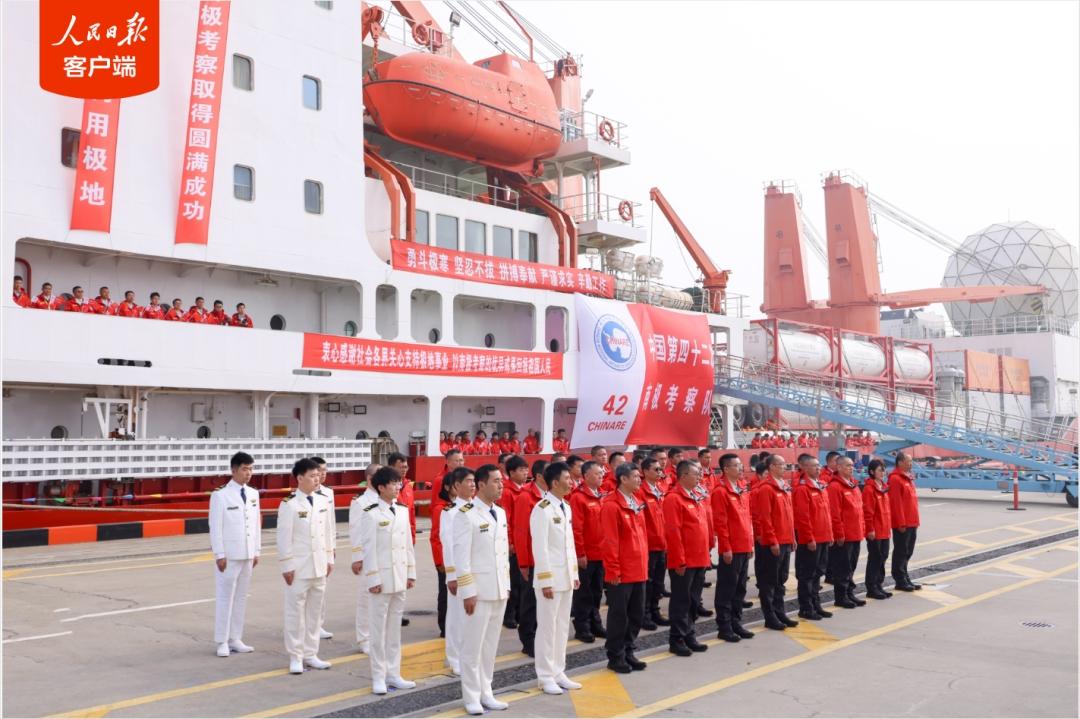 在这个充满挑战与未知的极地舞台上，中国的南极考察队再次站在了世界的焦点中心。20