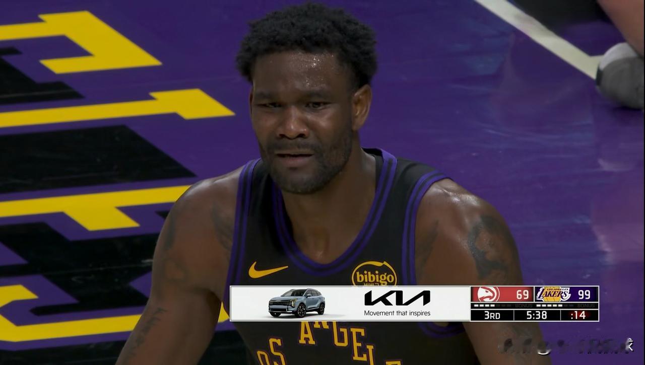 湖人当家中锋艾顿真是太委屈了！在今天湖人主场迎战老鹰的比赛中，当时比赛进行到了第