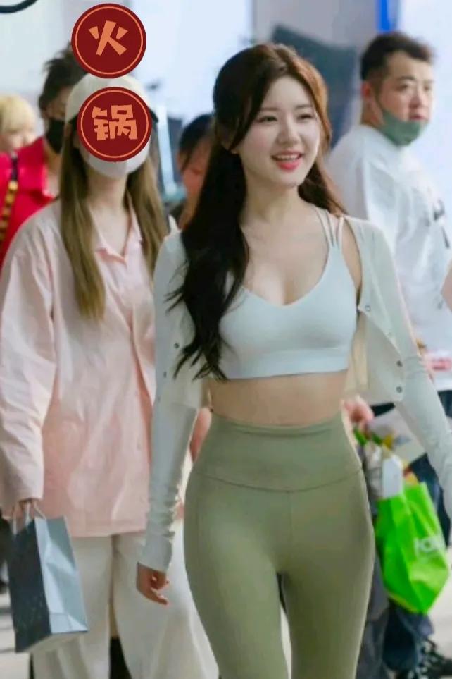赵露思穿瑜伽裤美翻了，你们说这些演员不化妆，不医美不p图真正有几个漂亮的。 #气