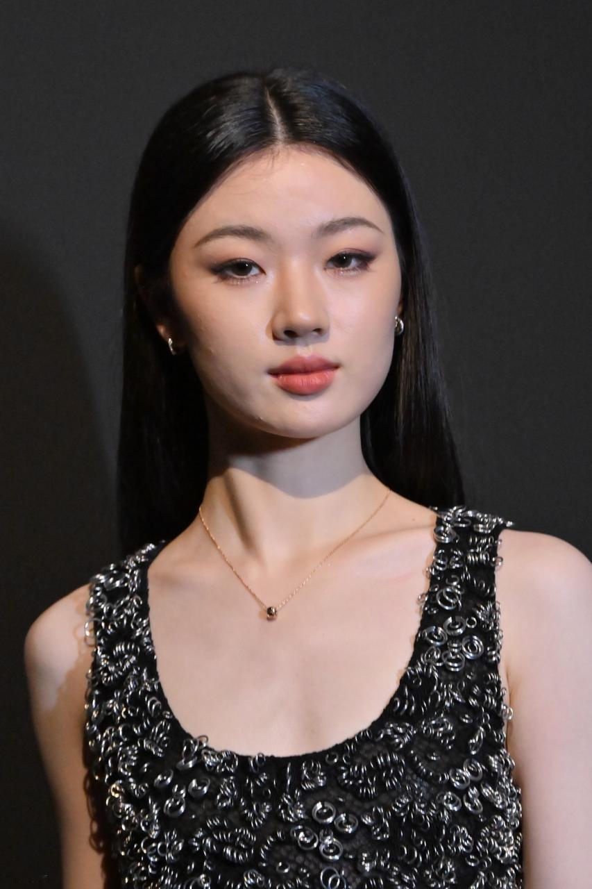 最新的一期《歌手2025》当决赛宣布陈楚生是歌王之后，单依纯哭了，是脆弱的眼泪，