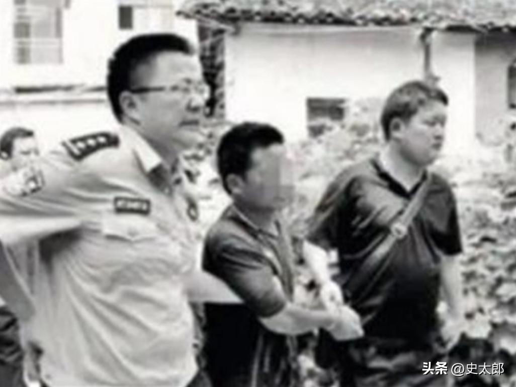 上世纪九十年代，云贵交界的乌蒙深山被长久的恐惧笼罩。群山连绵、密林交错、溶洞遍布