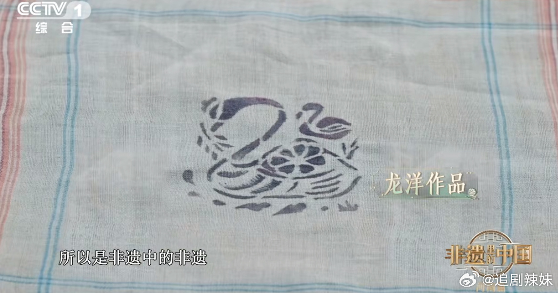 七旬奶奶用野草锤出花衣裳 佩服这份坚持与巧思！年迈依旧深耕老手艺，用野草印染出一