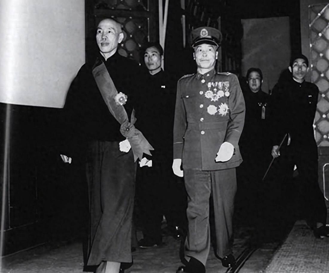 49年，张发奎找到李宗仁，建议把蒋介石扣起来，李宗仁听完脸色大变：胆子太小？那你