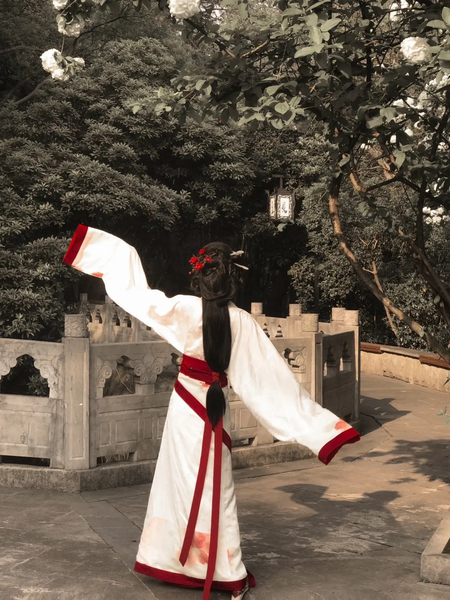 “明月歌吹在昭阳……”