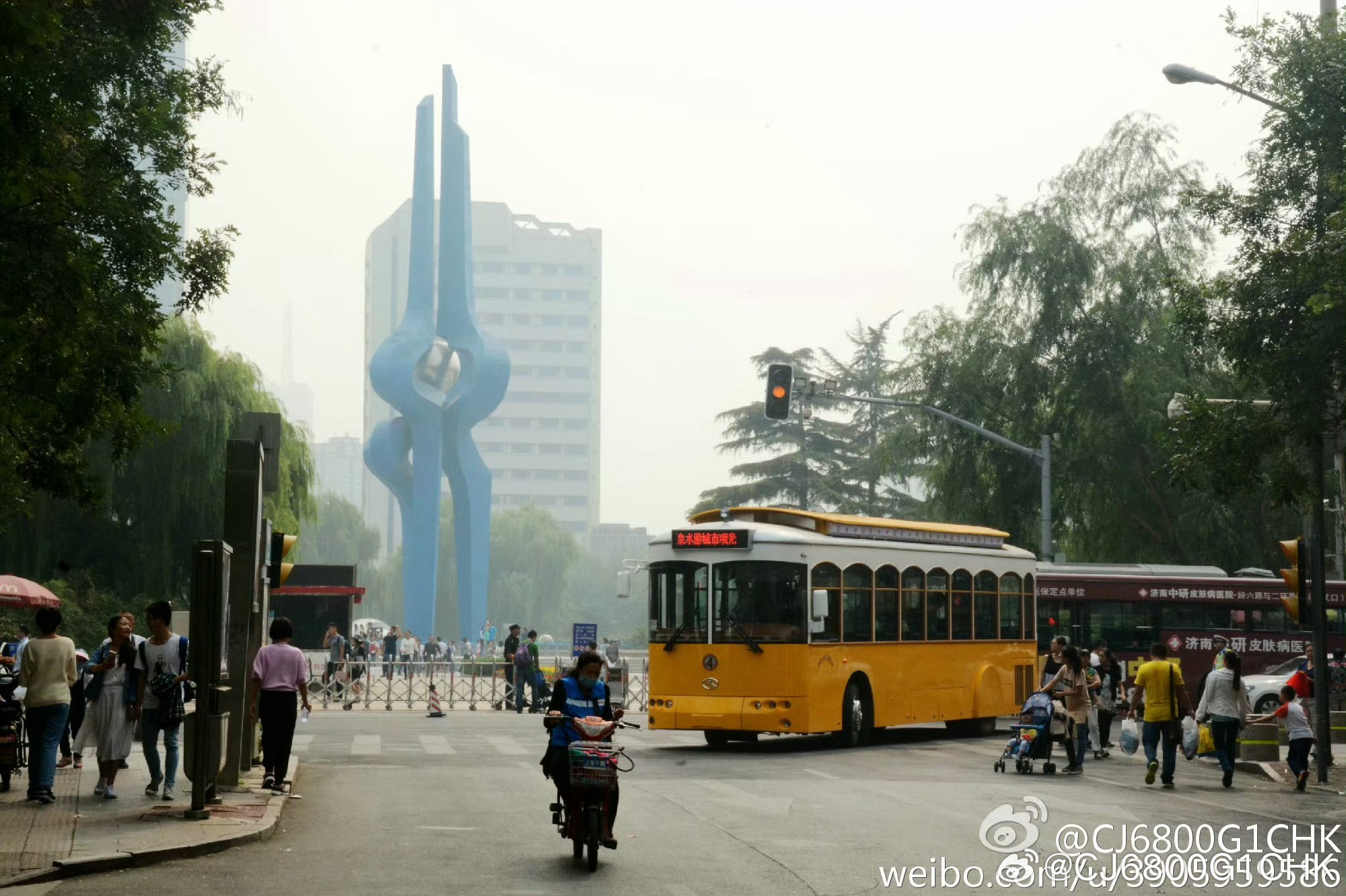 前段时间还在想这车仿古仿的真好，柴油、自动挡、三踏、前后门，这不就是cj6922