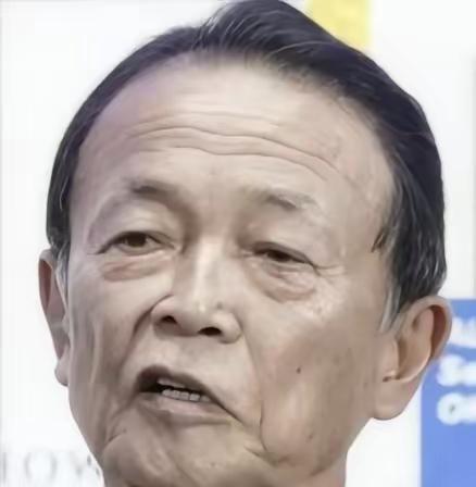 麻生太朗，日本政坛老“右翼”的“不倒翁”他终于看明白了，开窍了。说:“美国让日本