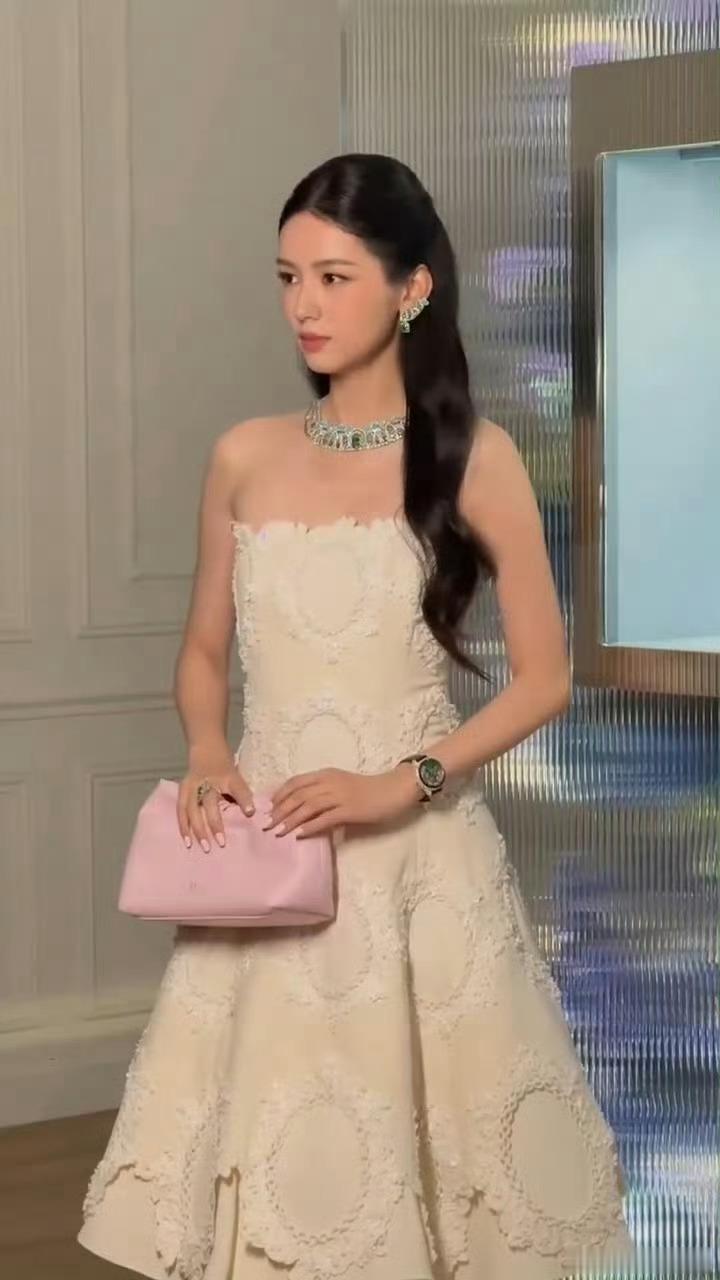 周也 刘雨昕 王玉雯今日dior活动生图，谁的状态抗住了镜头？周也刘雨昕王玉雯活