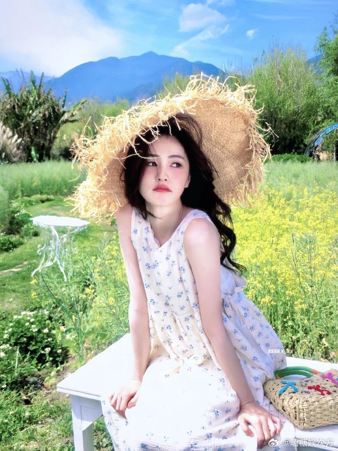 白鹿夏日写真，清新阳光氛围拉满。仿佛阳光都追着她打光，灵动身姿与明媚光影交织，尽