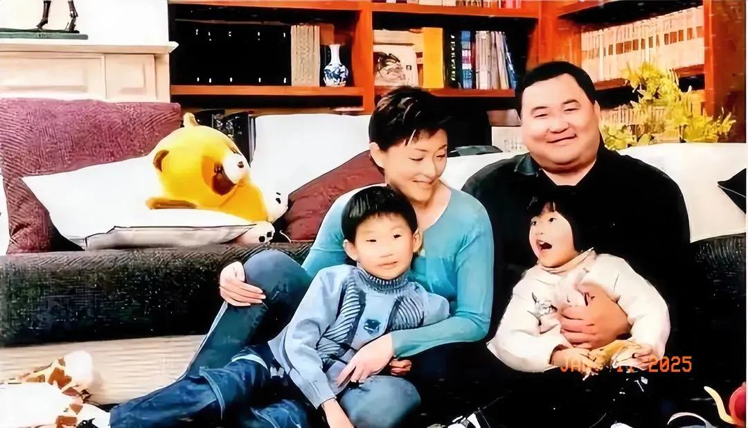 吴征杨澜夫妇和他们两个孩子的亲密合影，一家四口其乐融融今人羡慕。