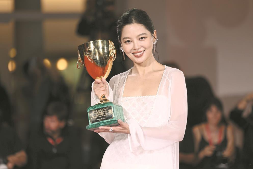 辛芷蕾 奉俊昊电影有人觉得辛芷蕾配不上奉俊昊电影资源，有人却笃定她是天选适配，到