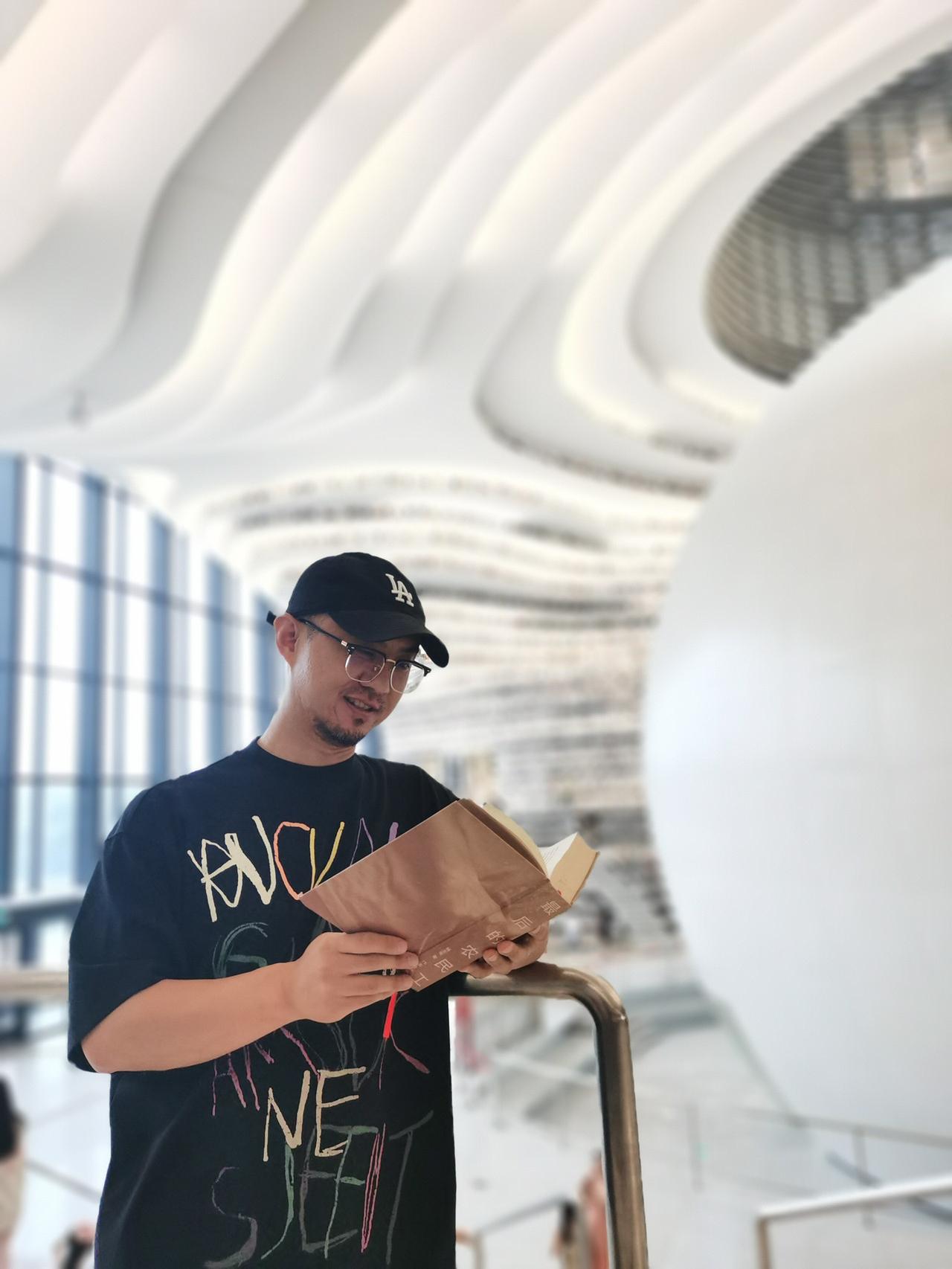 我吧，就爱学习。没事逛逛图书馆。拍拍照…