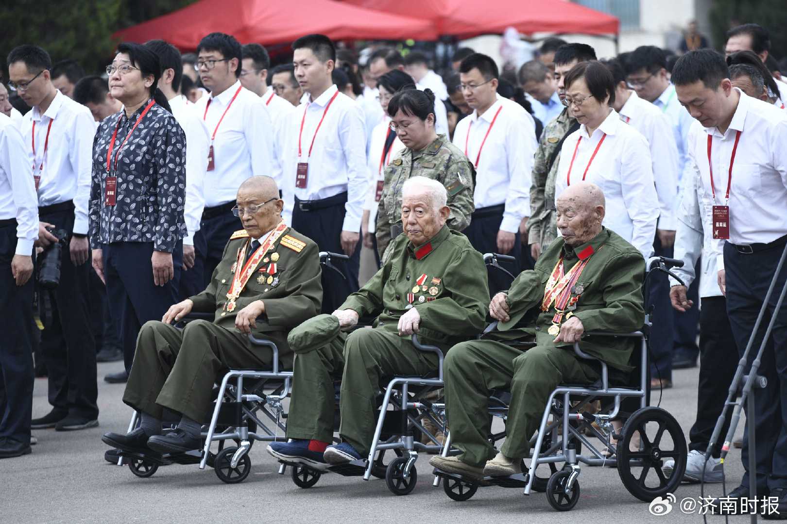 【#全场默哀致敬英烈#】#济南战役老战士致敬无名英烈# 9月24日，英雄山上，为